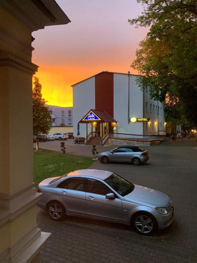 Hotel Medaillon Magdeburg Bagian luar foto