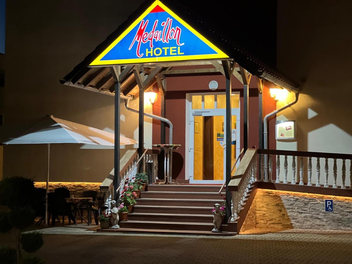 Hotel Medaillon Magdeburg Bagian luar foto