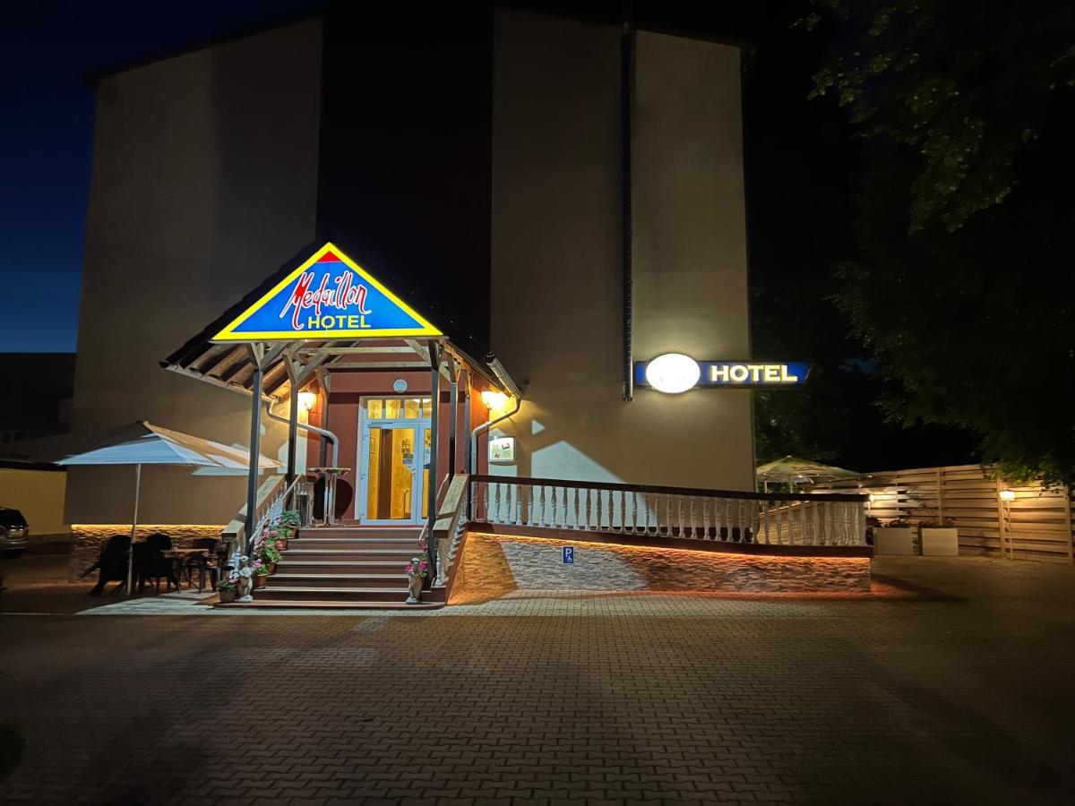 Hotel Medaillon Magdeburg Bagian luar foto