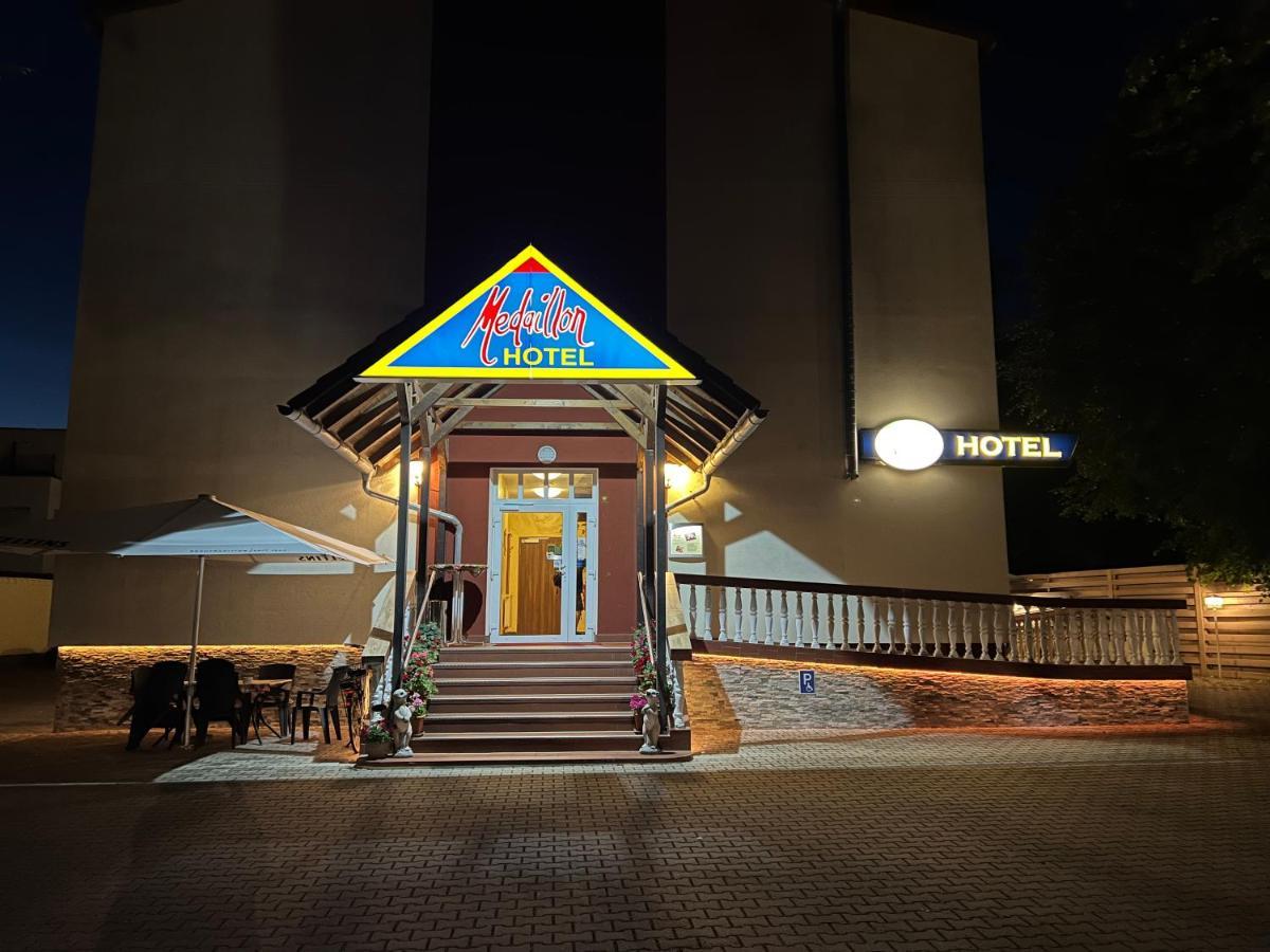 Hotel Medaillon Magdeburg Bagian luar foto